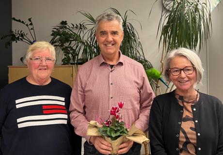 Zwei Mitgliederinnen aus der Außenstelle Bielefeld überreichen Bernd Zilger eine Blume