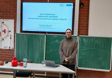 Lara Düsterhus in einem Klassenraum